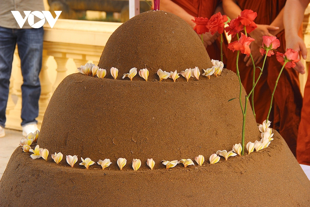 Người Khmer và khách tham quan tích cực đắp núi cát, để cầu mong Đức Phật ban phước lành.