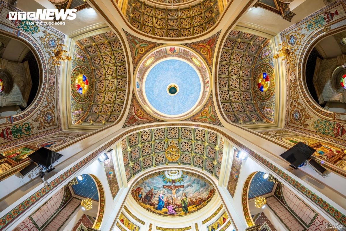 中央穹顶是这座建筑拜占庭风格的鲜明特征。空间不横向展开，而是向高处汇聚，让人在神圣面前倍感渺小。