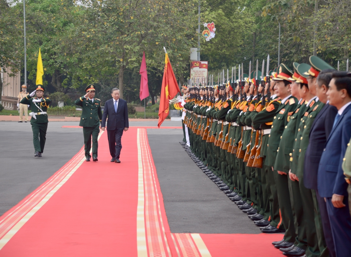 General Secretary, President, and Secretary of the Central Military Commission To Lam 
inspects the honor of guards at Military Region 1 of the Ministry of National Defense. Photo: Van Hieu/VOV