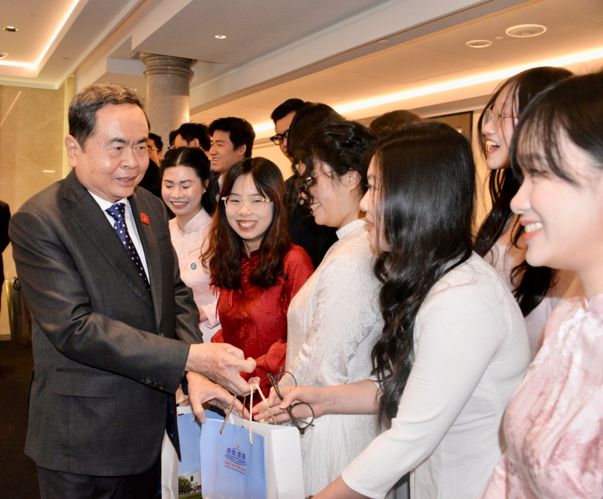National Assembly Chairman Tran Thanh Man presents gifts to Vietnamese students in Italy. Photo: Le Tuyet/VOV