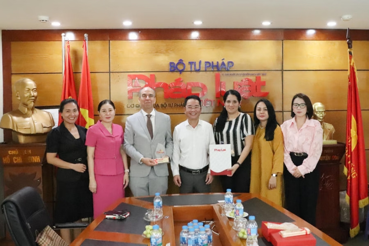 La delegación de ambas partes posa para la foto de recuerdo. Foto: phapluatplus.baophapluat.vn