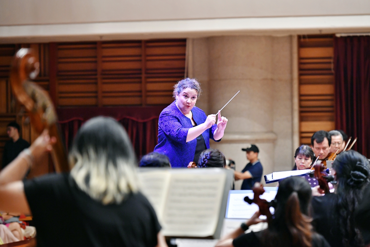 Zahia Ziouani à la baguette — la cheffe d'orchestre française dirige l'Orchestre symphonique national du Vietnam.