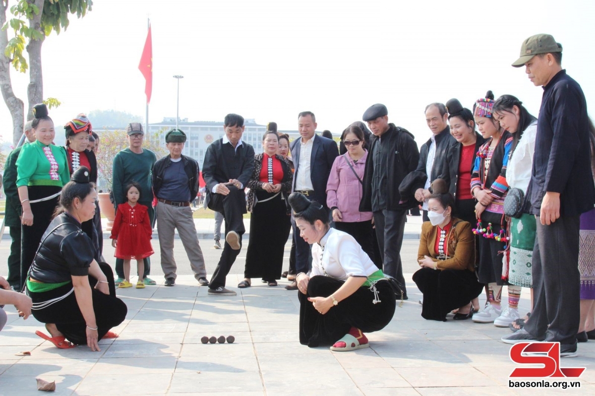 จัดกิจกรรมละเล่นพื้นบ้าน เพื่อเผยแพร่วัฒนธรรม (Phan Trang/<a href="http://baosonla.vn/" target="_blank">baosonla.vn</a>)