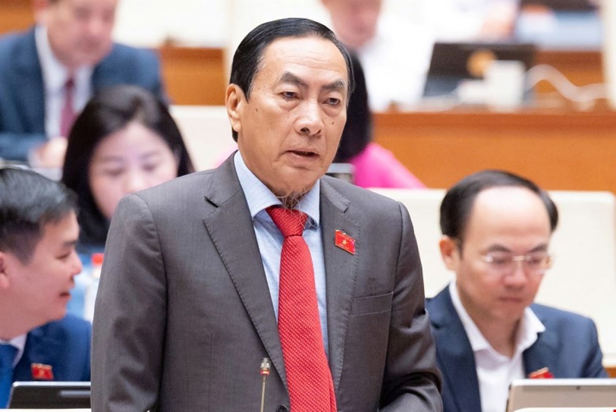 Phan Van Hoa, ein Abgeordneter der Provinz Dong Thap, redet auf der Sitzung. (Foto: quochoi.vn)
