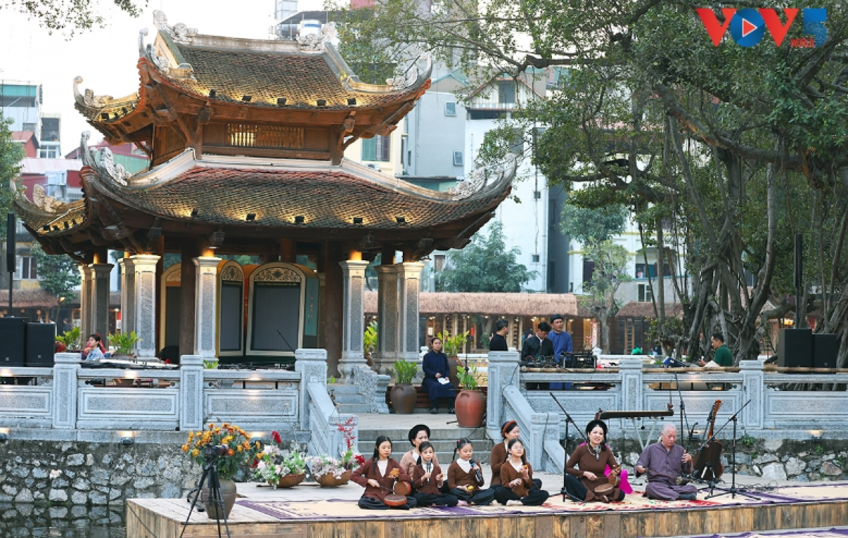 ລາຍ​ການ​ສະ​ແດງ​ສິ​ລະ​ປະ​ພື້ນ​ເມືອງ​ຢູ່ ເຂດ​ໂຮ່​ວັນ (ພາບ: VOV)