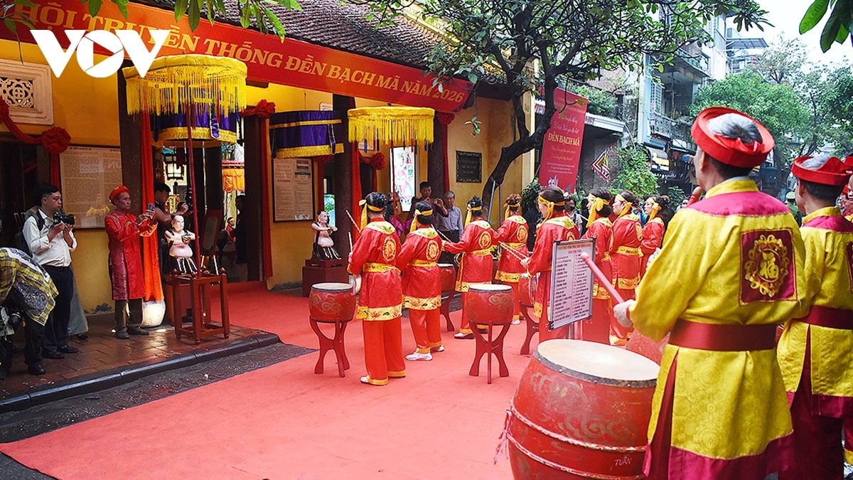 Đền Bạch Mã là nơi thờ thần Long Đỗ, vị thần trấn Đông kinh thành Thăng Long, cùng với đền Voi Phục (trấn Tây, thờ Linh lang Đại Vương), đền Kim Liên (trấn Nam, thờ Cao sơn Đại Vương) và đền Quán Thánh (trấn Bắc, thờ Huyền thiên Trấn Vũ) tạo thành hệ thống “Thăng Long tứ trấn”.