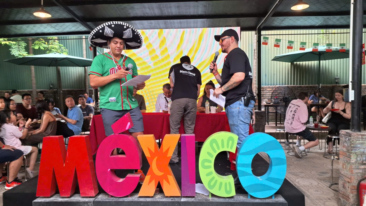 Octavio Muñoz (dcha.), representante del comité organizador, da la bienvenida a los asistentes al Vietnam Taco Fest 2026. Foto: Tuan Anh/VOV5