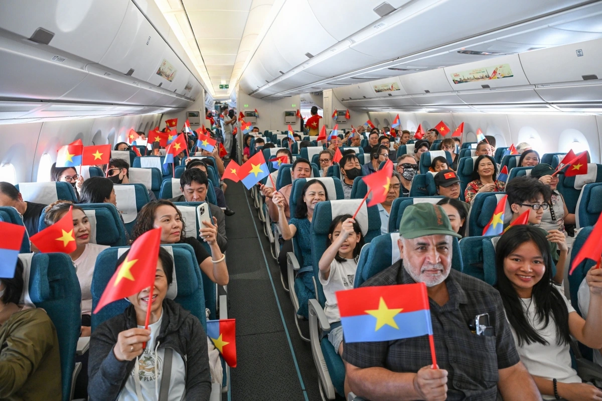 Không chỉ là hoạt động kỷ niệm 51 năm Ngày Giải phóng miền Nam, thống nhất đất nước (30/4/1975 - 30/4/2026), chuyến bay là một hành trình giàu cảm xúc, nơi lịch sử được tái hiện bằng những trải nghiệm chân thực và sâu lắng.