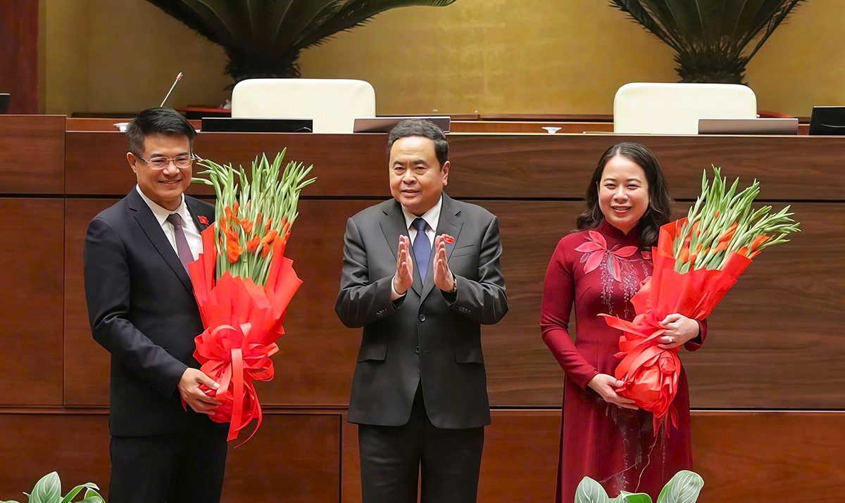 Chủ tịch Quốc hội Trần Thanh Mẫn tặng hoa chúc mừng Phó Chủ tịch nước Võ Thị Ánh Xuân và Viện trưởng Viện Kiểm sát nhân dân tối cao Nguyễn Huy Tiến. Ảnh: Hồ Long/daibieunhandan.vn