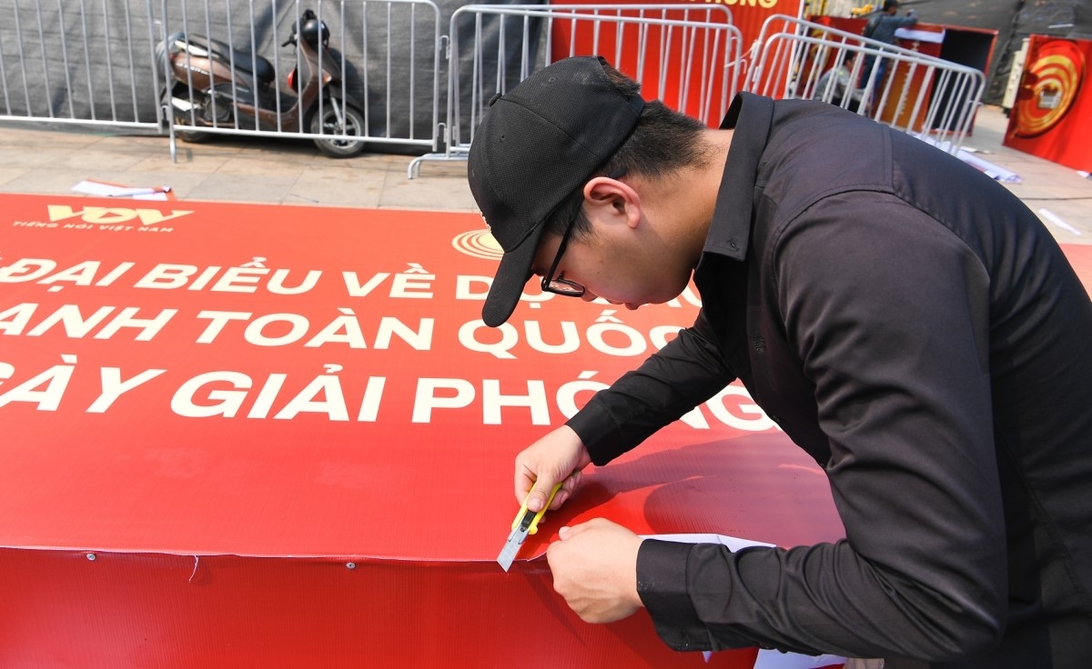 Đằng sau những hoạt động ấy là sự đóng góp của nhiều lực lượng, từ đội ngũ kỹ thuật, hậu cần, điều phối đến các nhà báo, nghệ sĩ và những người làm nội dung...