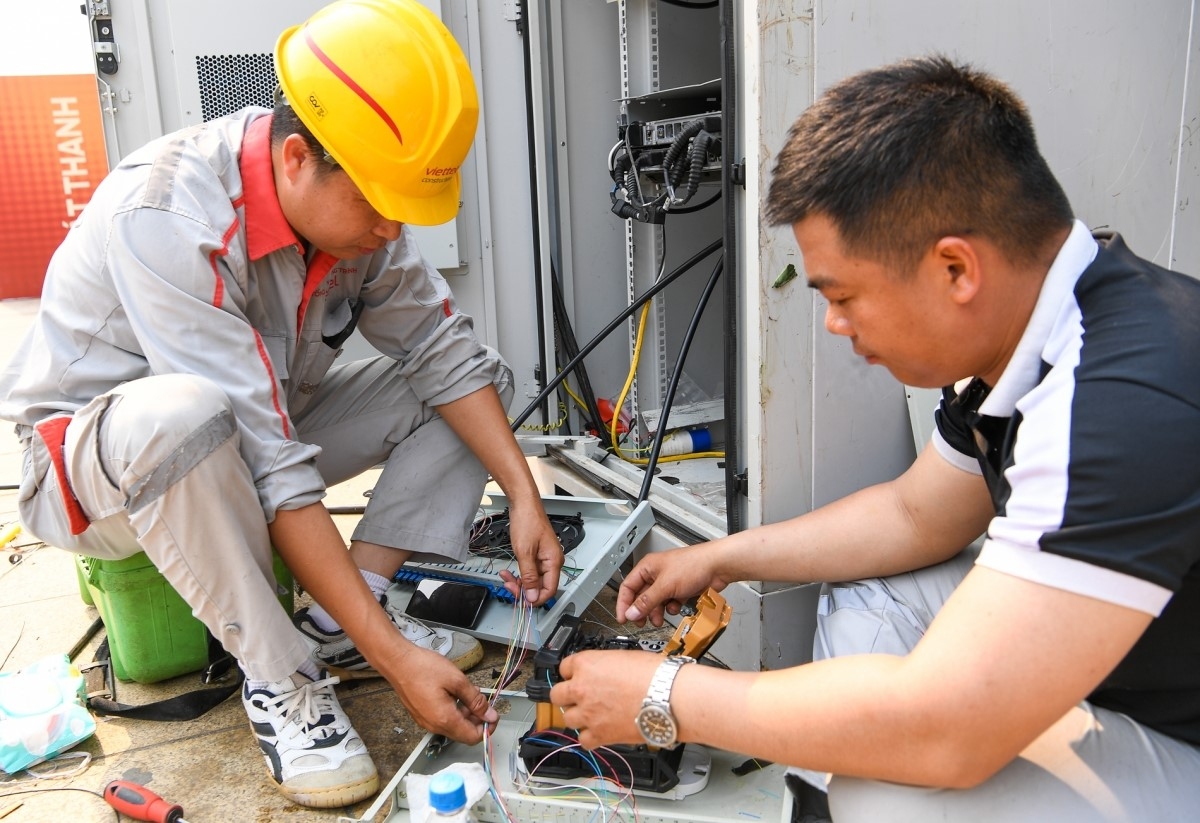 Liên hoan năm nay không chỉ tôn vinh những tác phẩm xuất sắc, mà còn góp phần lan tỏa giá trị của phát thanh hiện đại, một loại hình báo chí đang tiếp tục khẳng định sức sống mạnh mẽ trong đời sống xã hội hôm nay. (Ảnh: Công nhân kiểm tra, kết nối công đoạn cuối trước giờ khai mạc)