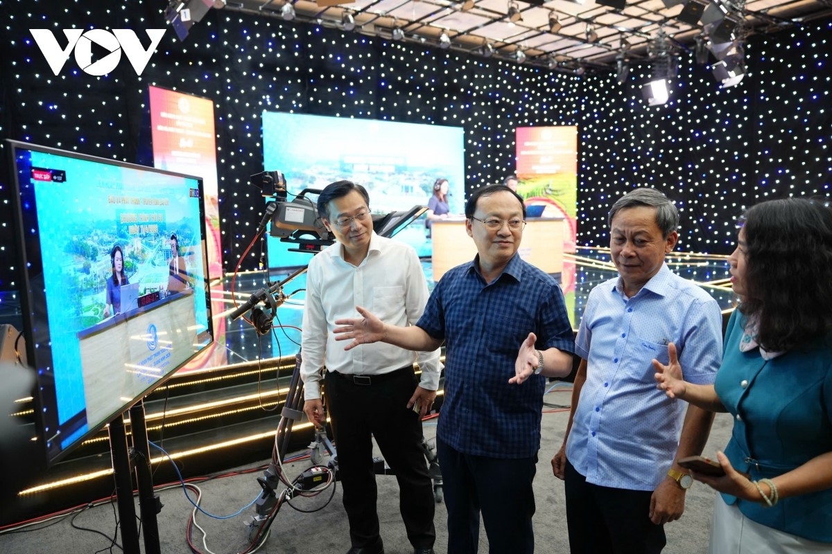 Sáng 11/4, Tổng Giám đốc Đài Tiếng nói Việt Nam Đỗ Tiến Sỹ - Ủy viên Trung ương Đảng, Phó Trưởng Ban Tuyên giáo và Dân vận Trung ương, Trưởng Ban Chỉ đạo Liên hoan Phát thanh toàn quốc lần thứ XVII – Quảng Ninh 2026 - đã trực tiếp đi kiểm tra công tác chuẩn bị tại các khu vực trọng điểm.