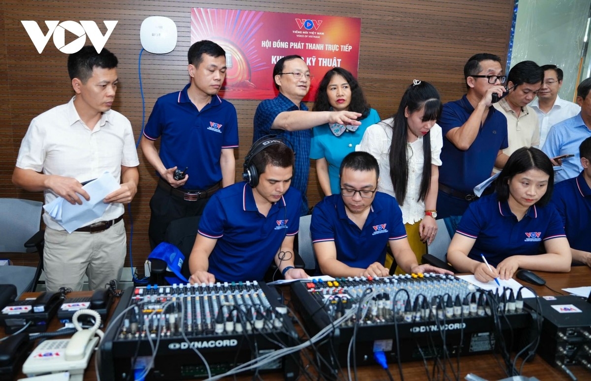 Tại các phòng phục vụ hội thảo quốc tế về podcast và phát thanh trực tiếp, cũng như các khu vực tổ chức phần thi, Tổng Giám đốc đánh giá cao tinh thần chủ động, sự phối hợp chặt chẽ của các đơn vị thuộc Đài Tiếng nói Việt Nam cùng các đối tác.