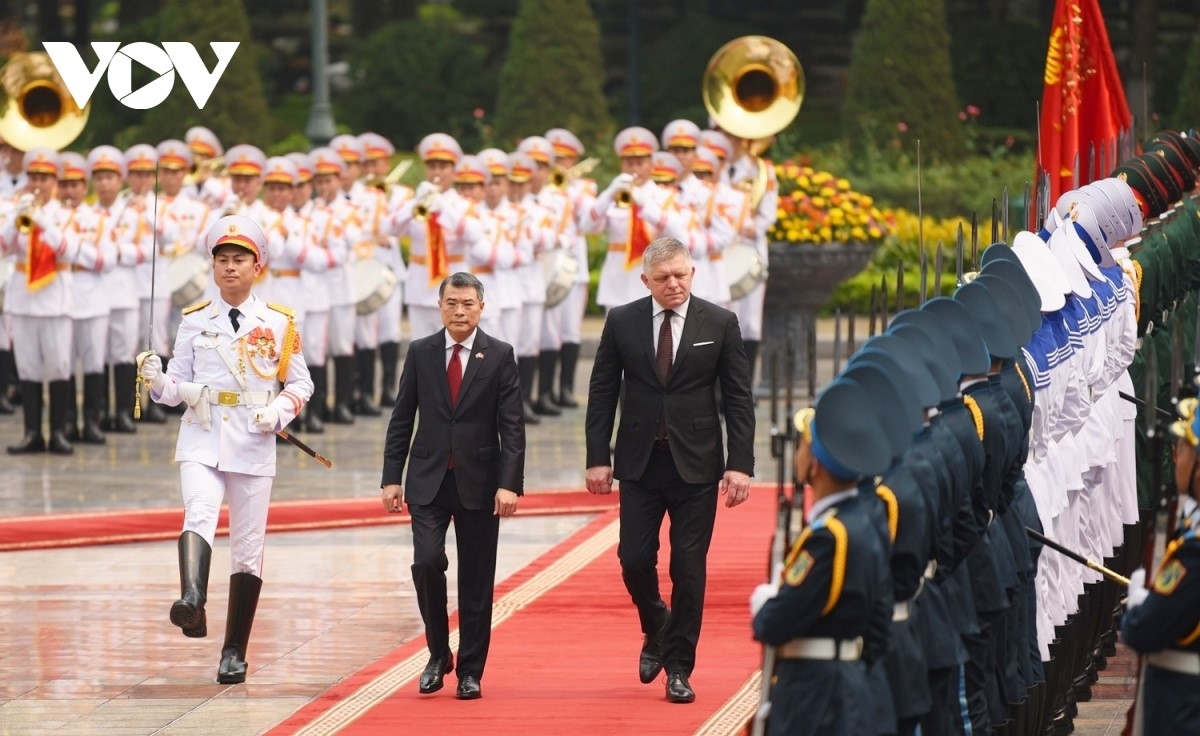 Thủ tướng Lê Minh Hưng và Thủ tướng Slovakia Robert Fico duyệt đội danh dự Quân đội nhân dân Việt Nam.