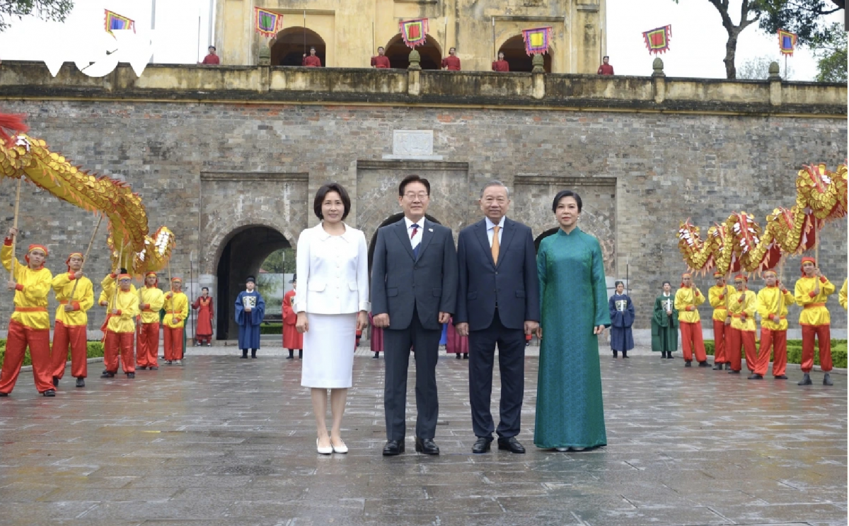 Tổng Bí thư, Chủ tịch nước Tô Lâm cùng Phu nhân và Tổng thống Hàn Quốc Lee Jae Myung cùng Phu nhân chụp ảnh lưu niệm tại Hoàng thành Thăng Long.