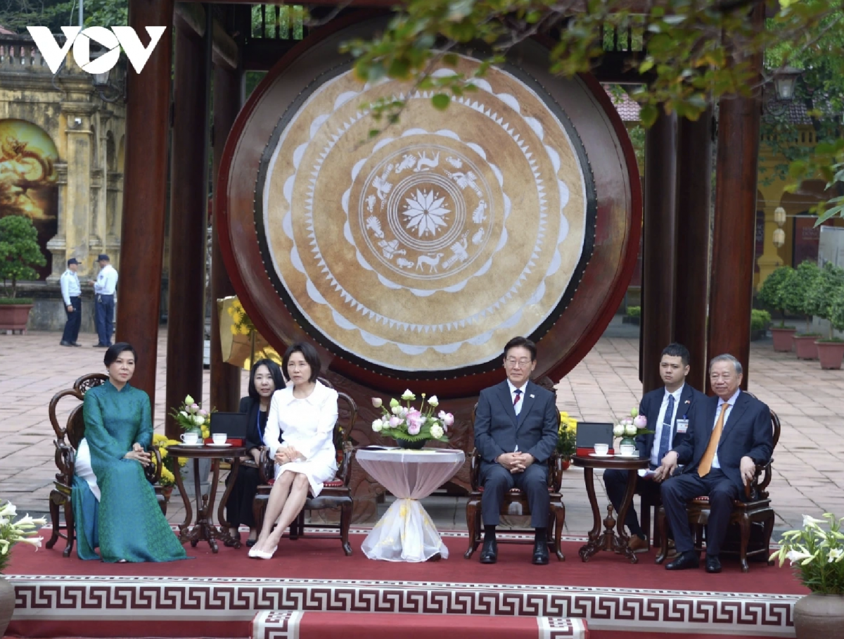 Hai nhà lãnh đạo cùng hai Phu nhân thưởng thức các tiết mục văn nghệ đặc sắc và thưởng trà.