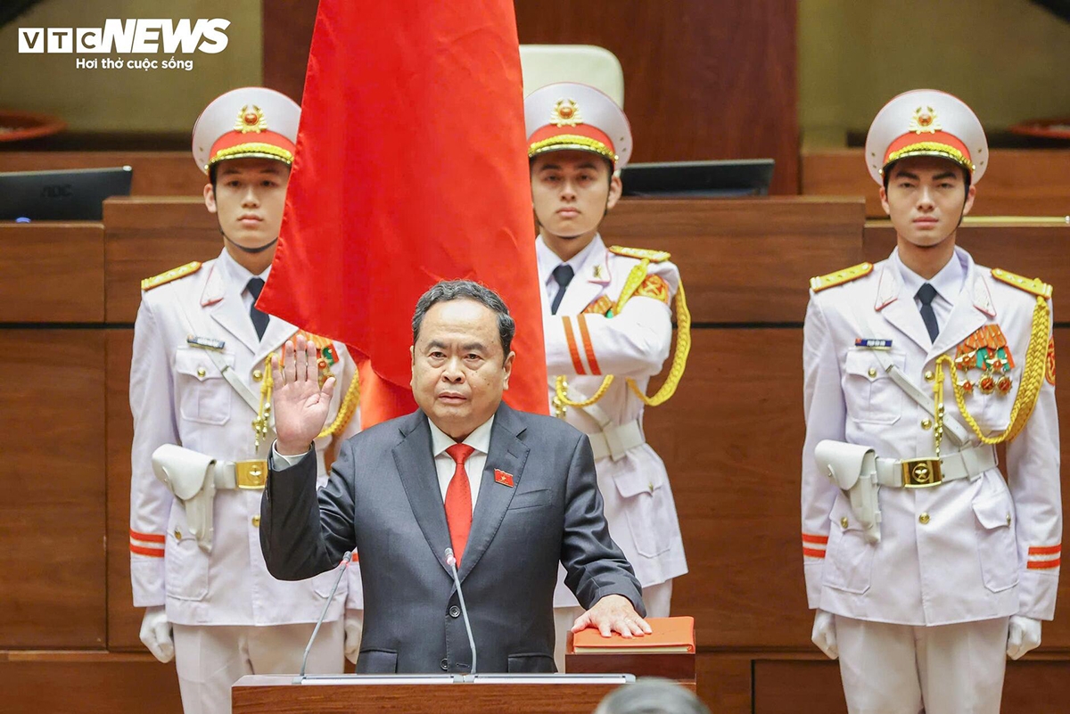 Với 491/491 đại biểu tham gia biểu quyết tán thành, Quốc hội thông qua Nghị quyết bầu ông Trần Thanh Mẫn, Chủ tịch Quốc hội khóa XV giữ chức Chủ tịch Quốc hội khóa XVI. Ảnh: VTC News