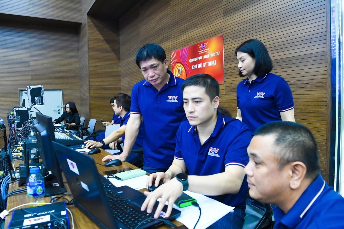 Không ồn ào, không xuất hiện trên sân khấu, nhưng đội ngũ kỹ thuật là lực lượng giữ vai trò quan trọng trong việc đảm bảo sự vận hành trơn tru của Liên hoan. Ông Huỳnh Thăng Long, Phó Giám đốc Trung tâm Sản xuất và Lưu trữ Chương trình, Đài Tiếng nói Việt Nam (VOV) cho biết, để chuẩn bị cho phần thi phát thanh trực tiếp – một nội dung được đánh giá cao về tính chuyên môn – đơn vị đã xây dựng kế hoạch chi tiết từ rất sớm.