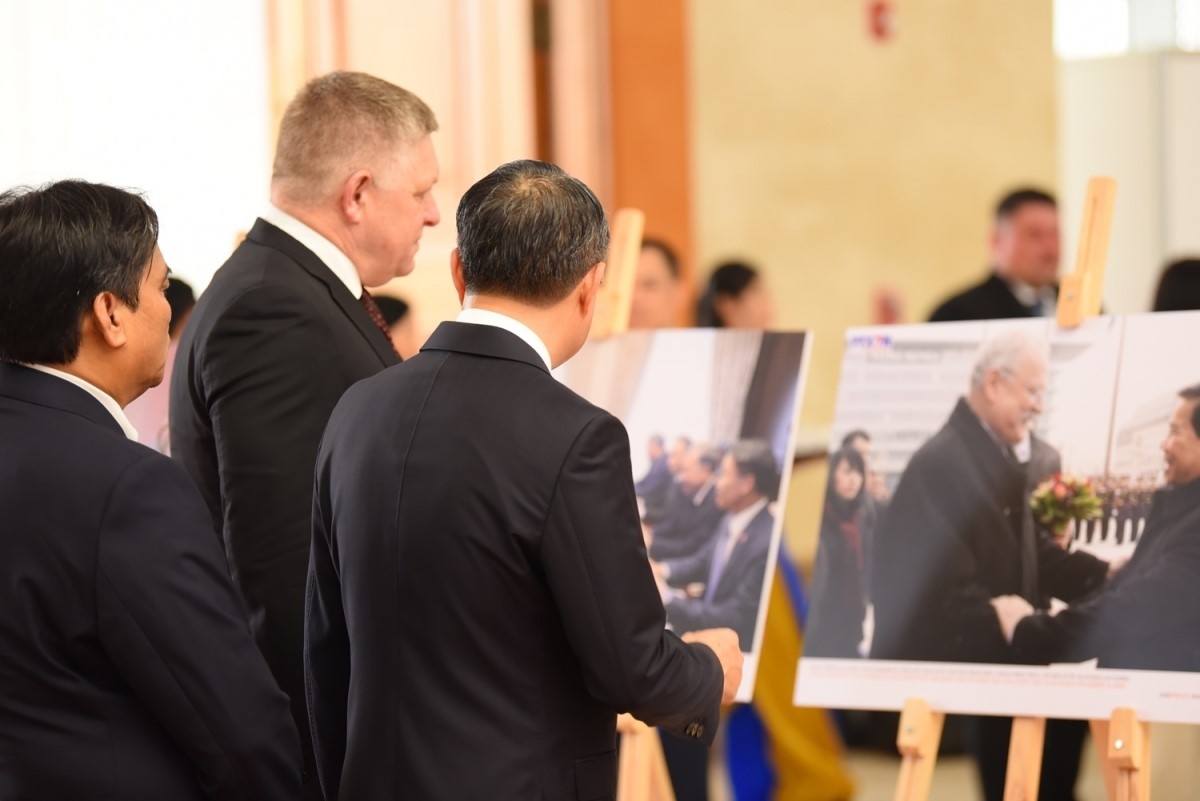 Thủ tướng Lê Minh Hưng và Thủ tướng Slovakia Robert Fico tham quan triển lãm ảnh về mối quan hệ Việt Nam - Slovakia.