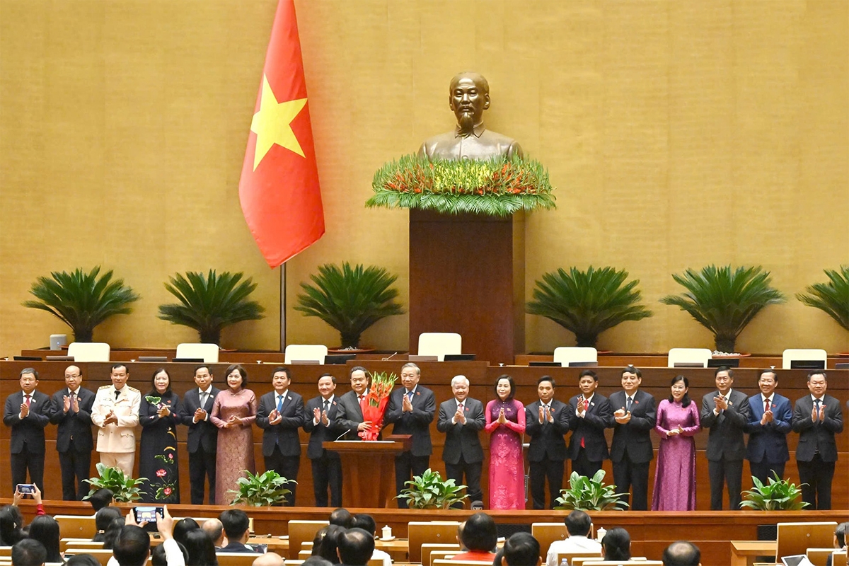 Chiều 6/4, đại biểu Quốc hội tham gia biểu quyết tán thành, đạt tỷ lệ 100%, Quốc hội đã thông qua Nghị quyết bầu Phó Chủ tịch Quốc hội khóa XVI gồm: ông Đỗ Văn Chiến; ông Nguyễn Khắc Định; bà Nguyễn Thị Thanh; ông Nguyễn Hồng Diên; ông Nguyễn Doãn Anh; bà Nguyễn Thị Hồng, và bầu các Ủy viên Ủy ban Thường vụ Quốc hội khóa XVI. Ảnh: Quang Khánh/daibieunhandan.vn