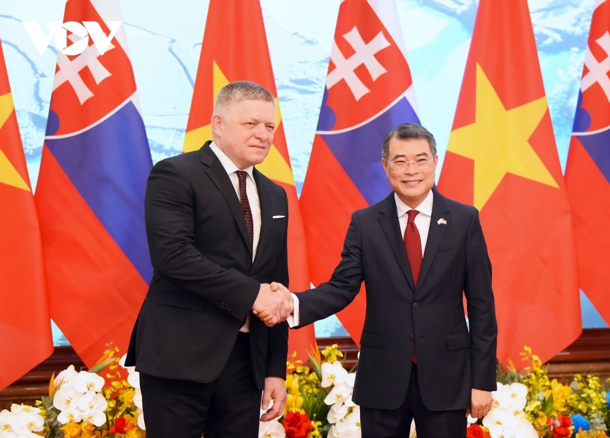 Thủ tướng Lê Minh Hưng và Thủ tướng Slovakia Robert Fico chụp ảnh chung trước khi dẫn đầu hai đoàn đại biểu cấp cao tiến hành hội đàm