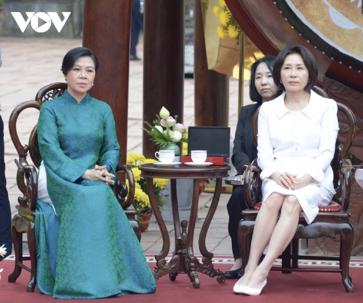 Hai Phu nhân cùng thưởng thức văn nghệ trong Chương trình hữu nghị đặc biệt.