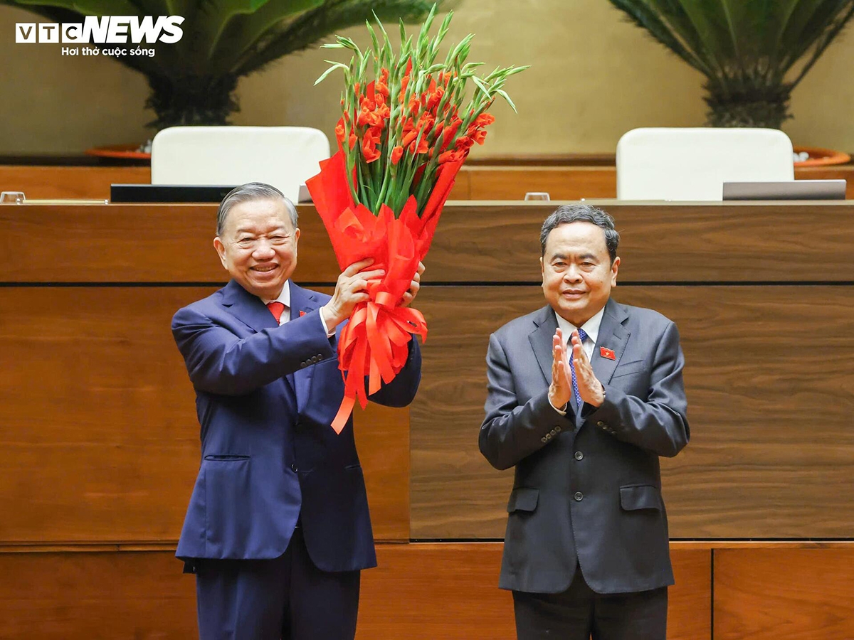 Chủ tịch Quốc hội Trần Thanh Mẫn thay mặt lãnh đạo Đảng, Nhà nước và đại biểu Quốc hội khóa XVI tặng hoa chúc mừng Tổng Bí thư, Chủ tịch nước Tô Lâm. Ảnh: VTC News