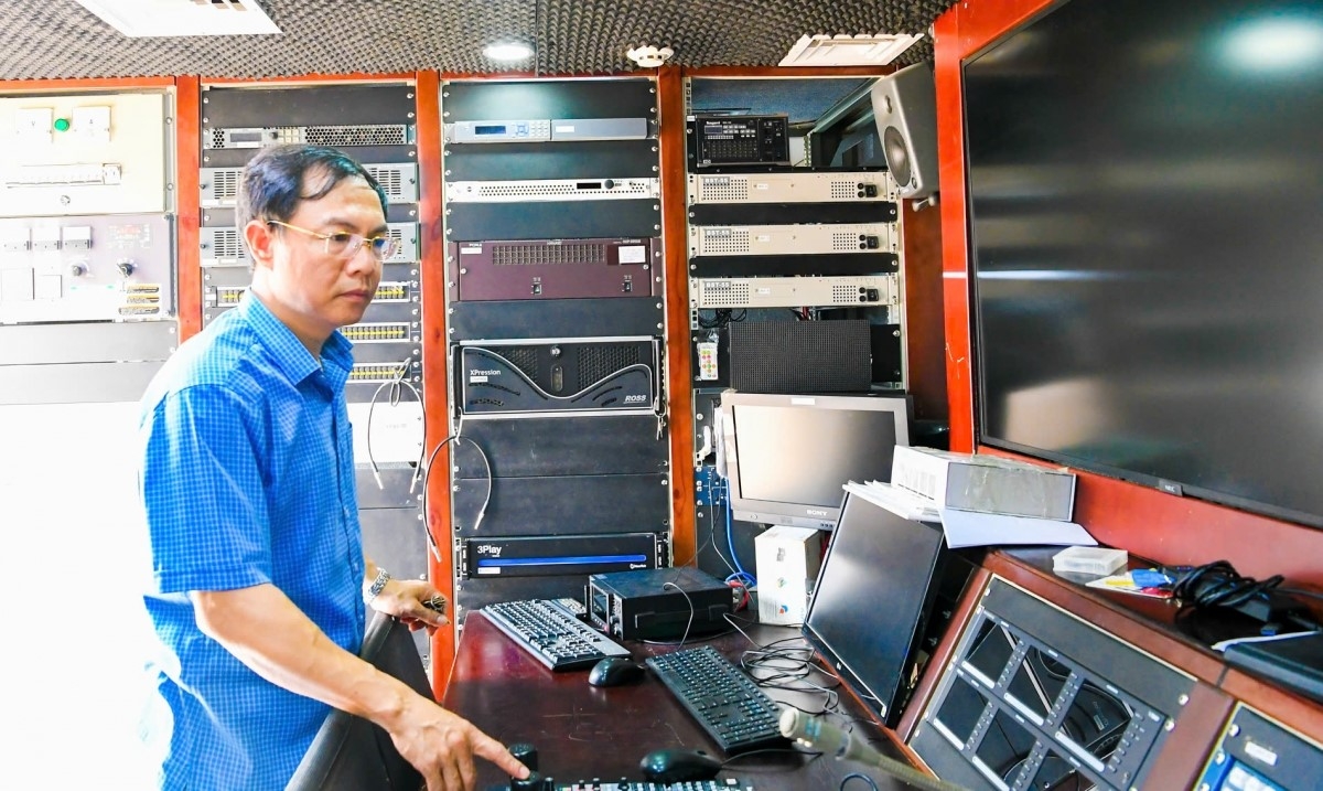 Không chỉ dừng lại ở hạ tầng kỹ thuật, nội dung và kịch bản chương trình cũng được đầu tư công phu. Với vai trò đơn vị đăng cai, Báo và Phát thanh - Truyền hình Quảng Ninh đảm nhiệm tốt công tác tổ chức, tích cực tham gia dự thi với nhiều tác phẩm được chuẩn bị kỹ lưỡng. Các ê-kíp đã bám sát hơi thở cuộc sống, lựa chọn đề tài thời sự, đồng thời đổi mới cách thể hiện theo xu hướng báo chí đa nền tảng. Trong những ngày cận kề sự kiện, phóng viên, biên tập viên, phát thanh viên liên tục luyện giọng, hoàn thiện nội dung, phối hợp chặt chẽ với bộ phận kỹ thuật để tạo ra những sản phẩm phát thanh chất lượng cao. (Ảnh: Ông Trần Tiến Long Phó phòng Kĩ thuật công nghệ của Báo và Phát thanh - Truyền hình Quảng Ninh kiểm tra kỹ thuật trước giờ khai mạc)