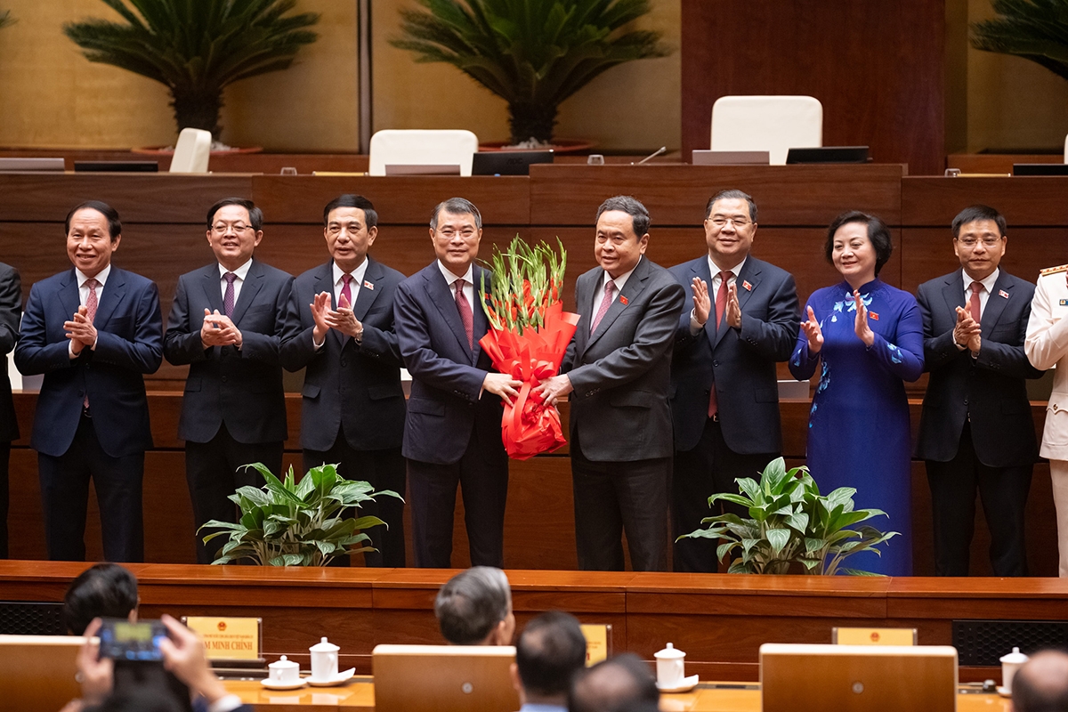 Cũng trong chiều 7/4, Quốc hội biểu quyết thông qua nghị quyết phê chuẩn danh sách Phó Thủ tướng và các Bộ trưởng trong Chính phủ nhiệm kỳ mới. (Trong ảnh: Chủ tịch Quốc hội Trần Thanh Mẫn tặng hoa chúc mừng Thủ tướng Lê Minh Hưng, và 6 Phó Thủ tướng Chính phủ nhiệm kỳ 2026-2031. Ảnh: Phạm Thắng)