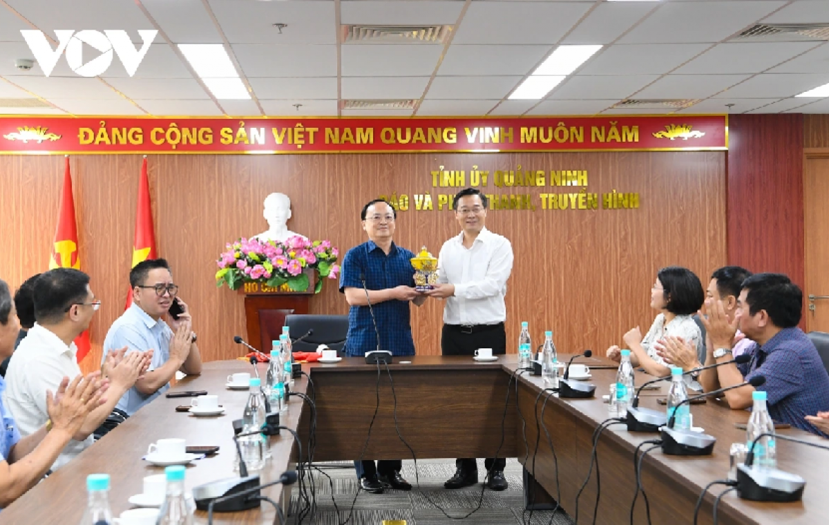 Tổng Giám đốc Đài Tiếng nói Việt Nam Đỗ Tiến Sỹ đến thăm, làm việc và gửi lời cảm ơn Báo và Phát thanh - Truyền hình Quảng Ninh vì sự phối hợp, hỗ trợ tích cực trong công tác tổ chức Liên hoan Phát thanh toàn quốc lần thứ XVII