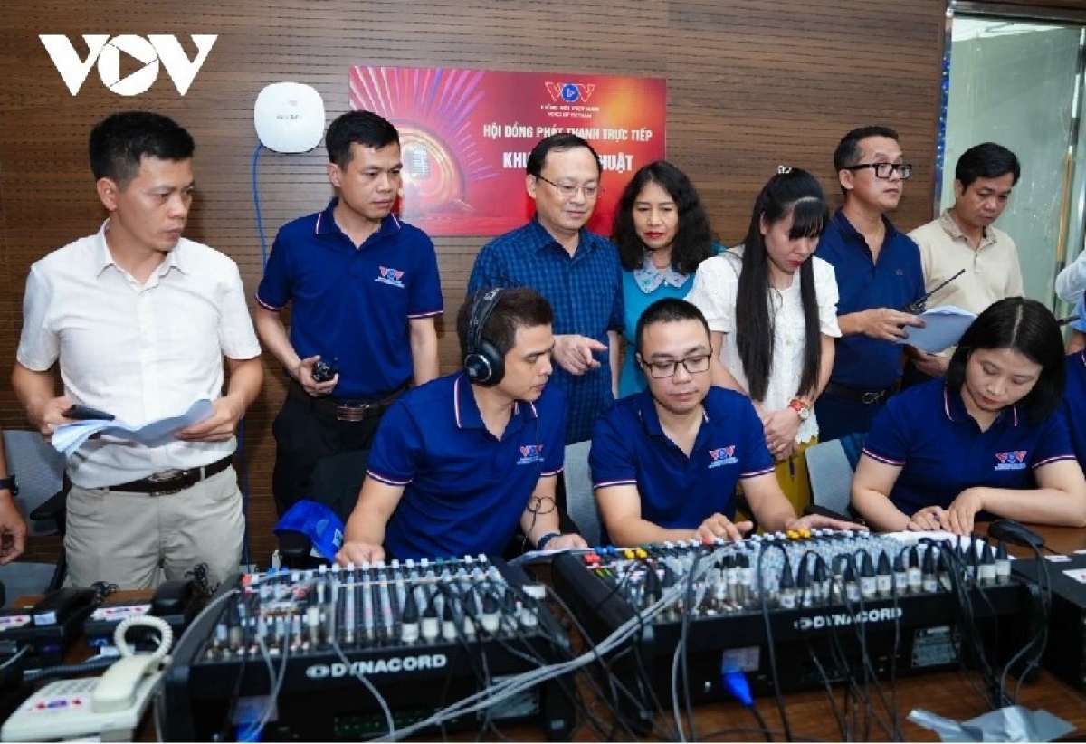 Tổng Giám đốc VOV Đỗ Tiến Sỹ thăm, động viên các kỹ thuật viên, biên tập viên tham gia dự thi