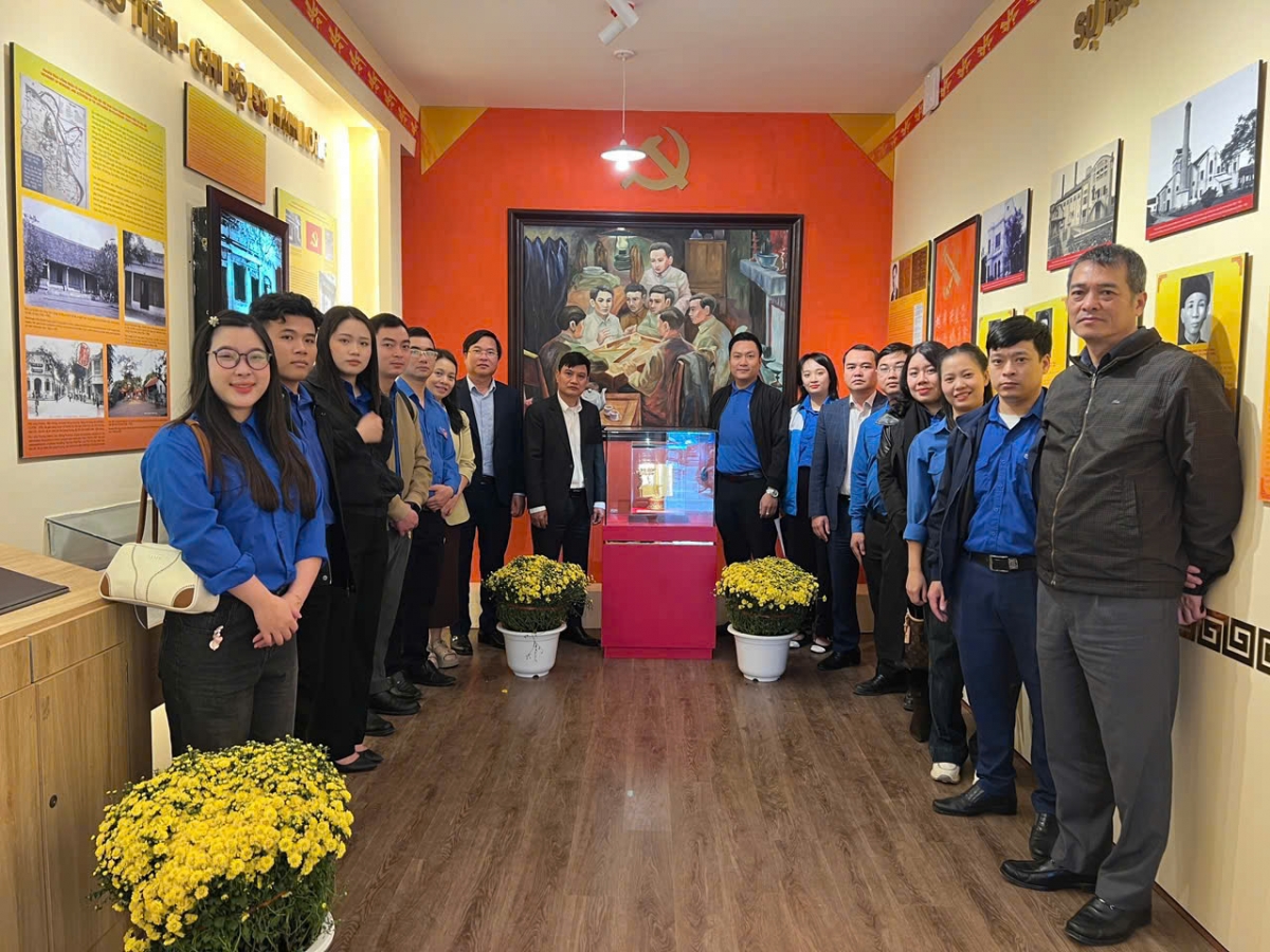 Di tích 5D phố Hàm Long, Hà Nội, nơi thành lập Chi bộ cộng sản đầu tiên ở Việt Nam, là địa chỉ đỏ của đông đảo, người dân và du khách. 