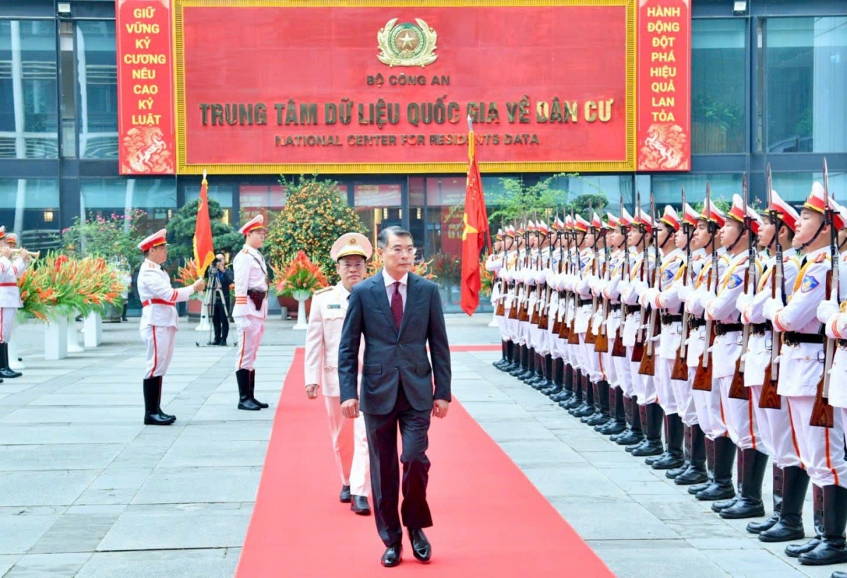 Prime Minister Le Minh Hung attends the ceremony commemorating the 80th anniversary of the traditional day of the police force responsible for administrative management of social order. Photo: Lai Hoa/VOV