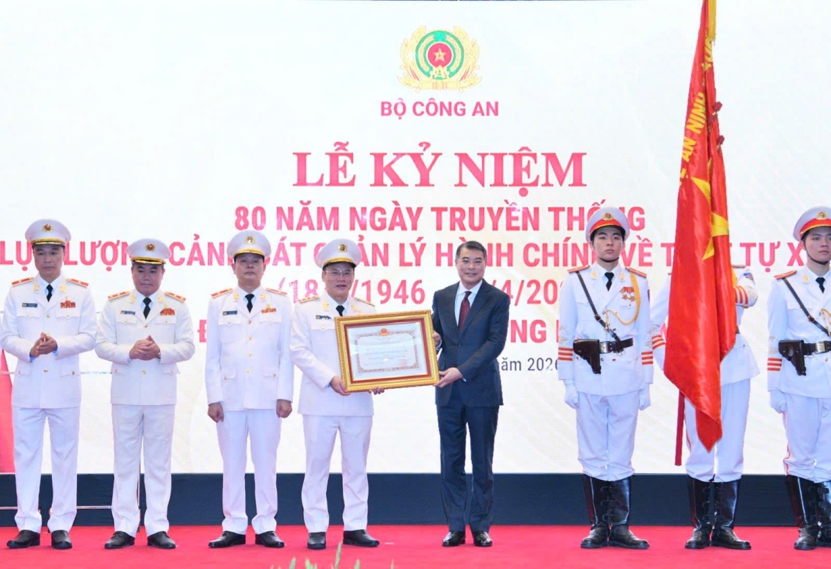 Thủ tướng Lê Minh Hưng trao Huân chương Hồ Chí Minh tặng lực lượng cảnh sát quản lý hành chính về trật tự xã hội. Ảnh: Lại Hoa/VOV