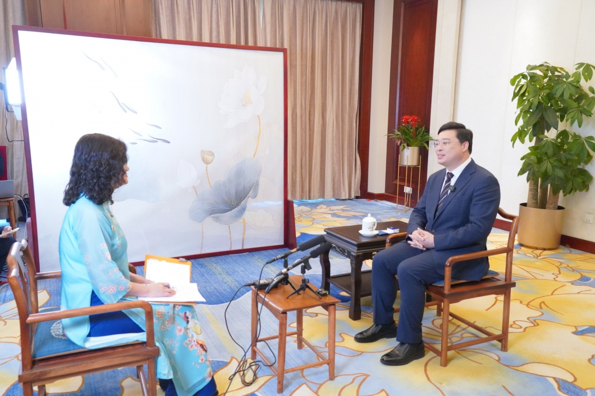 Chủ tịch Khu tự trị dân tộc Choang Quảng Tây Vi Thao trả lời phóng viên VOV tại Bắc Kinh. Ảnh: Trung Kiên/VOV-Bắc Kinh