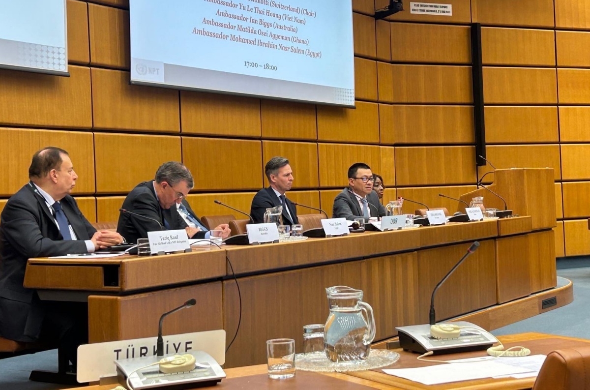 Der vietnamesische Botschafter in Österreich Le Thai Hoang hält Rede auf dem Seminar in Wien. (Foto: VOV-Prag)