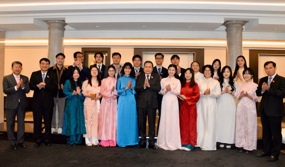 National Assembly Chairman Tran Thanh Man poses for a photo with Vietnamese students in Italy. Photo: Le Tuyet/VOV