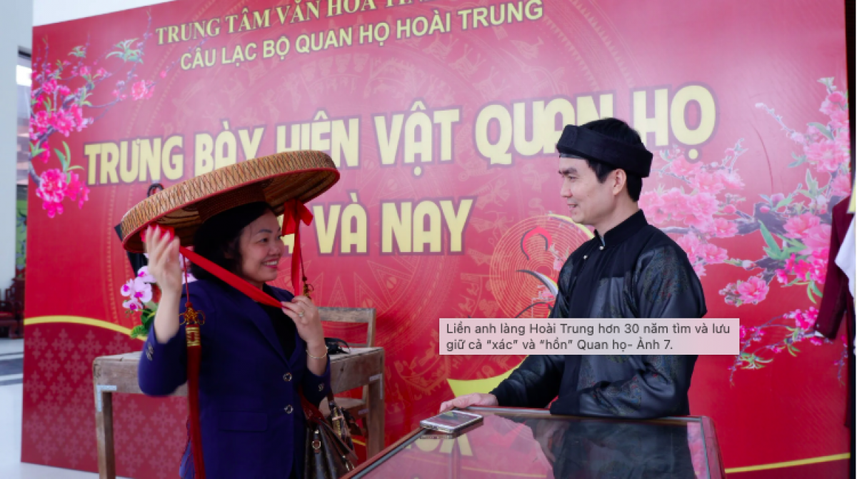 Anh Dương Đức Thắng - Phó Chủ nhiệm Câu lạc bộ Quan họ Hoài Trung (Bắc Ninh) say sưa giới thiệu về trang phục truyền thống của Quan họ Bắc Ninh