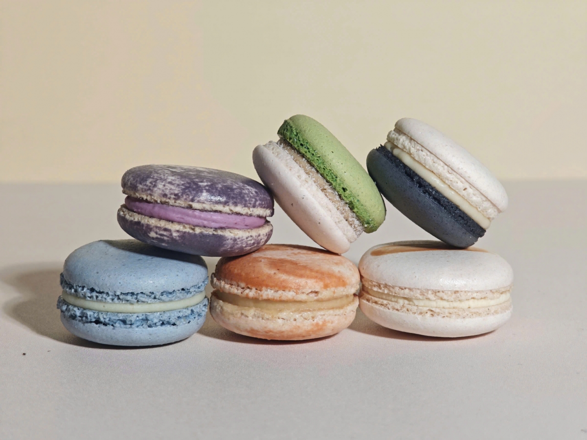 Macaron B52 at La Parisienne is inspired by the well-known B52 cocktail, which is famous for its distinctive three-layer structure. (Photo: La Parisienne)