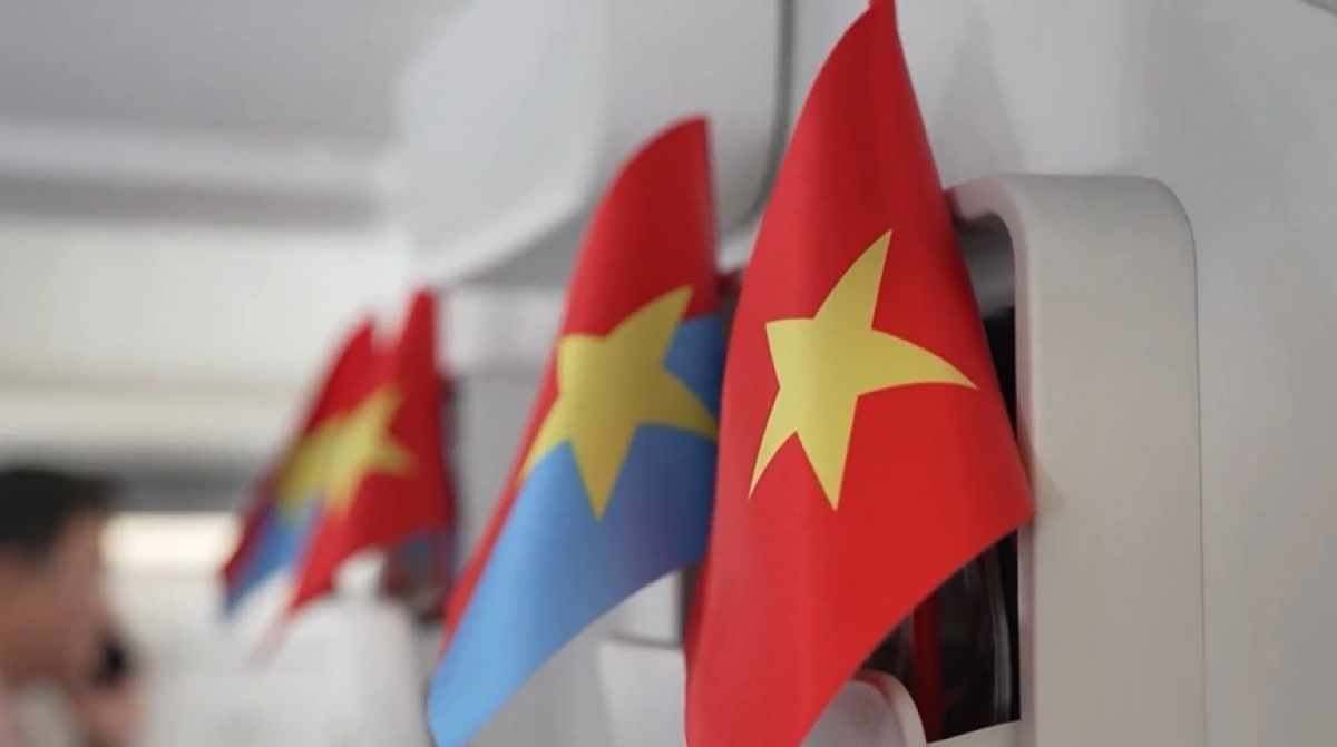 Những lá cờ Tổ quốc được gửi tới tận tay hành khách, được phất cao cùng những giai điệu tự hào đã mang đến những cảm xúc đặc biệt.