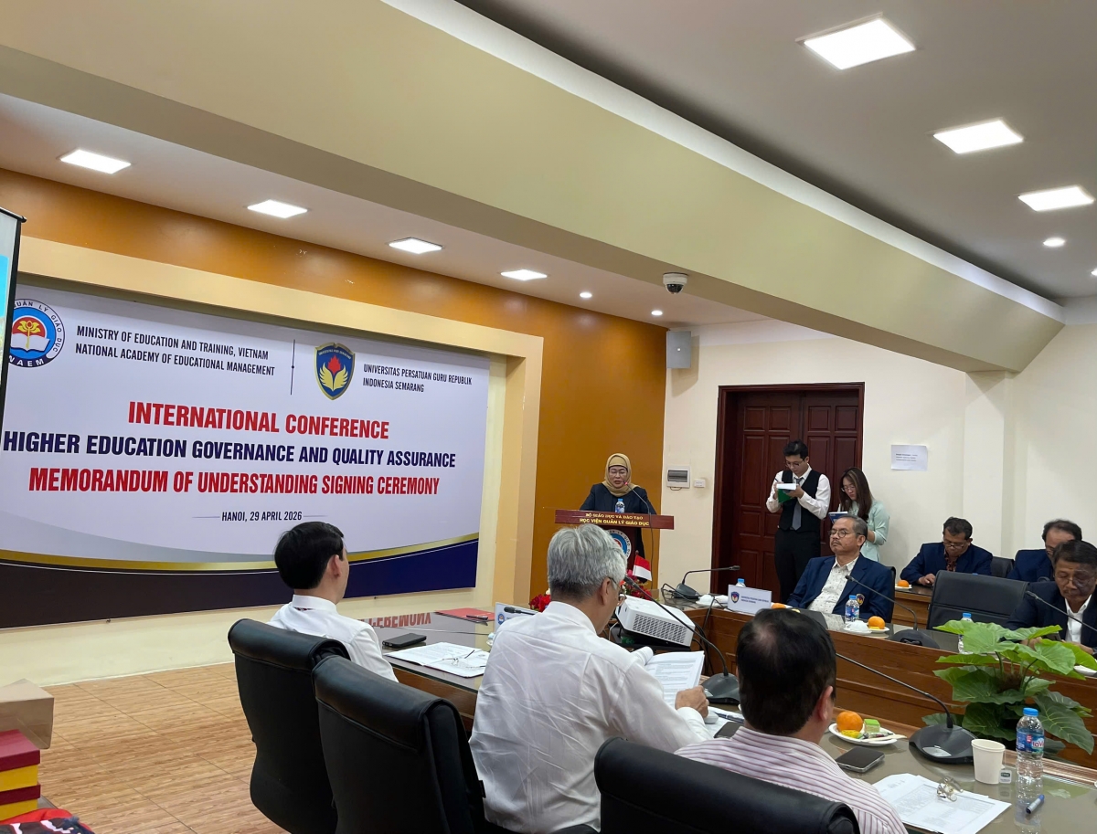 Rektor UPGRIS, Dr. Sri Suciati berbicara pada simposium 