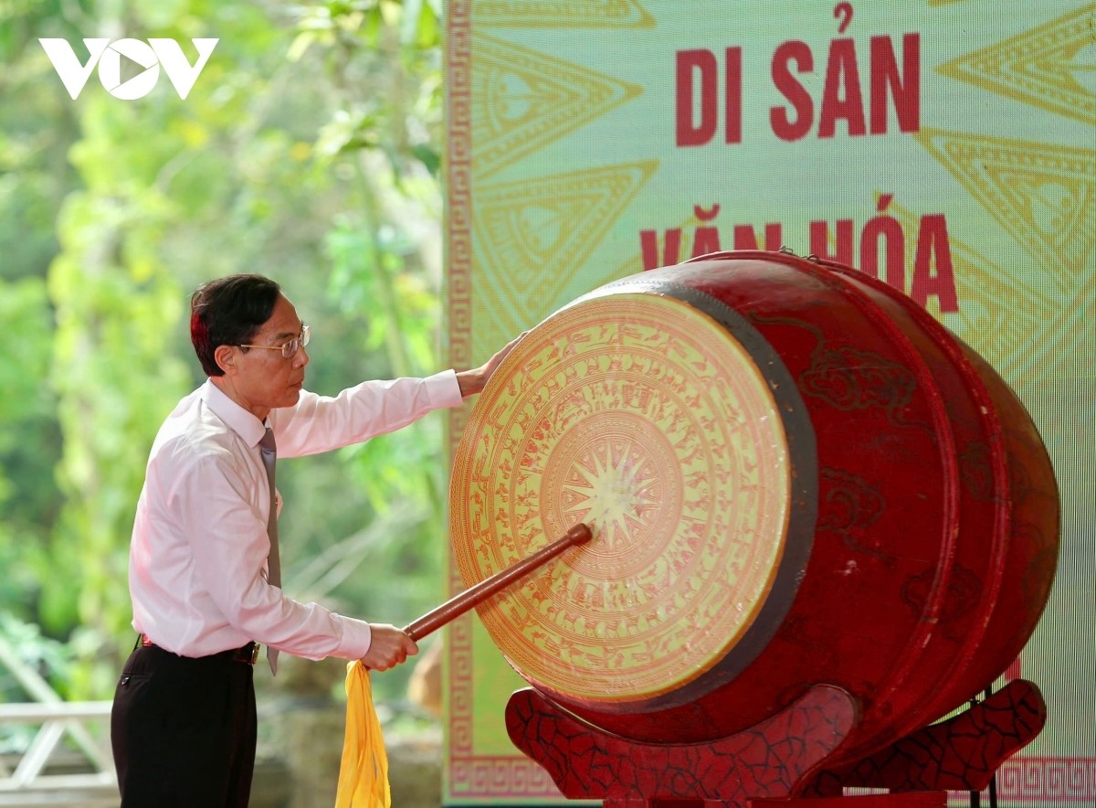 Ông Đầu Thanh Tùng - Phó Chủ tịch UBND tỉnh Thanh Hóa đánh trống khai hội. Ảnh: Sỹ Đức/VOV