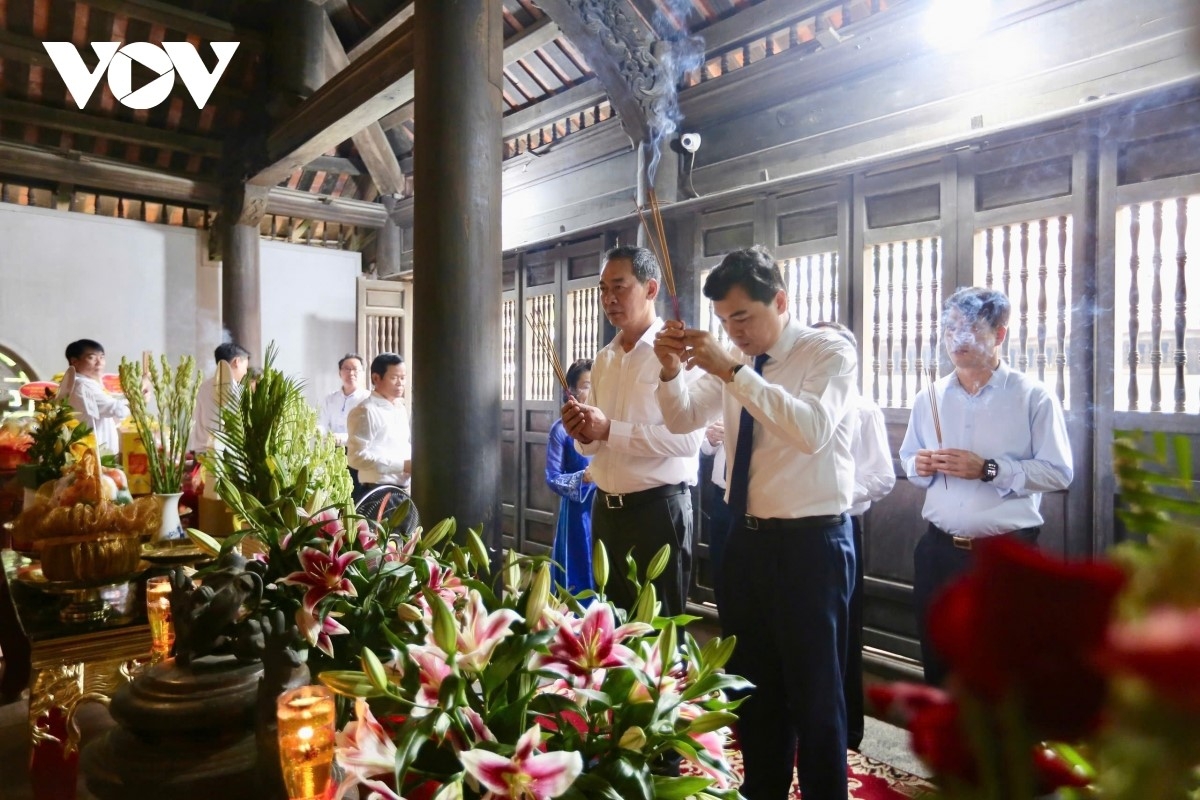 Lễ hội Đền Bà Triệu được tổ chức hằng năm để tưởng nhớ vị anh hùng Triệu Thị Trinh - người lãnh đạo nhân dân ta đứng lên chống lại ách đô hộ của nhà Ngô năm 248. Lễ hội Đền Bà Triệu năm 2026 được tổ chức với chủ đề “Anh hùng dân tộc Triệu Thị Trinh - rạng ngời trang sử vàng dân tộc”. (Trong ảnh: Các đại biểu dâng hương. Ảnh: Sỹ Đức/VOV)