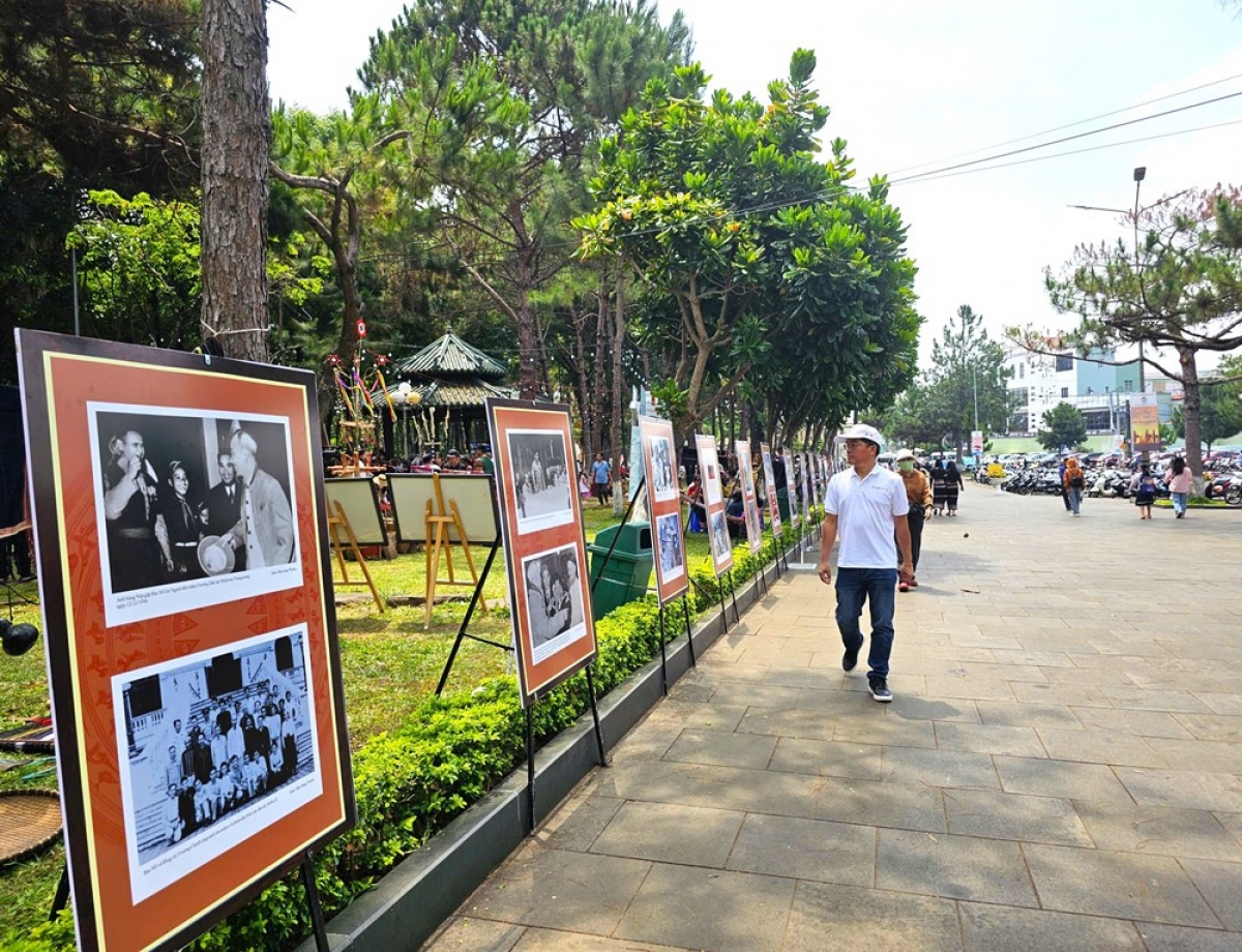 Eine Ecke der Ausstellung über 100 Werke über Präsident Ho Chi Minh mit den Volksgruppen in Gia Lai. (Foto: baovanhoa.vn)