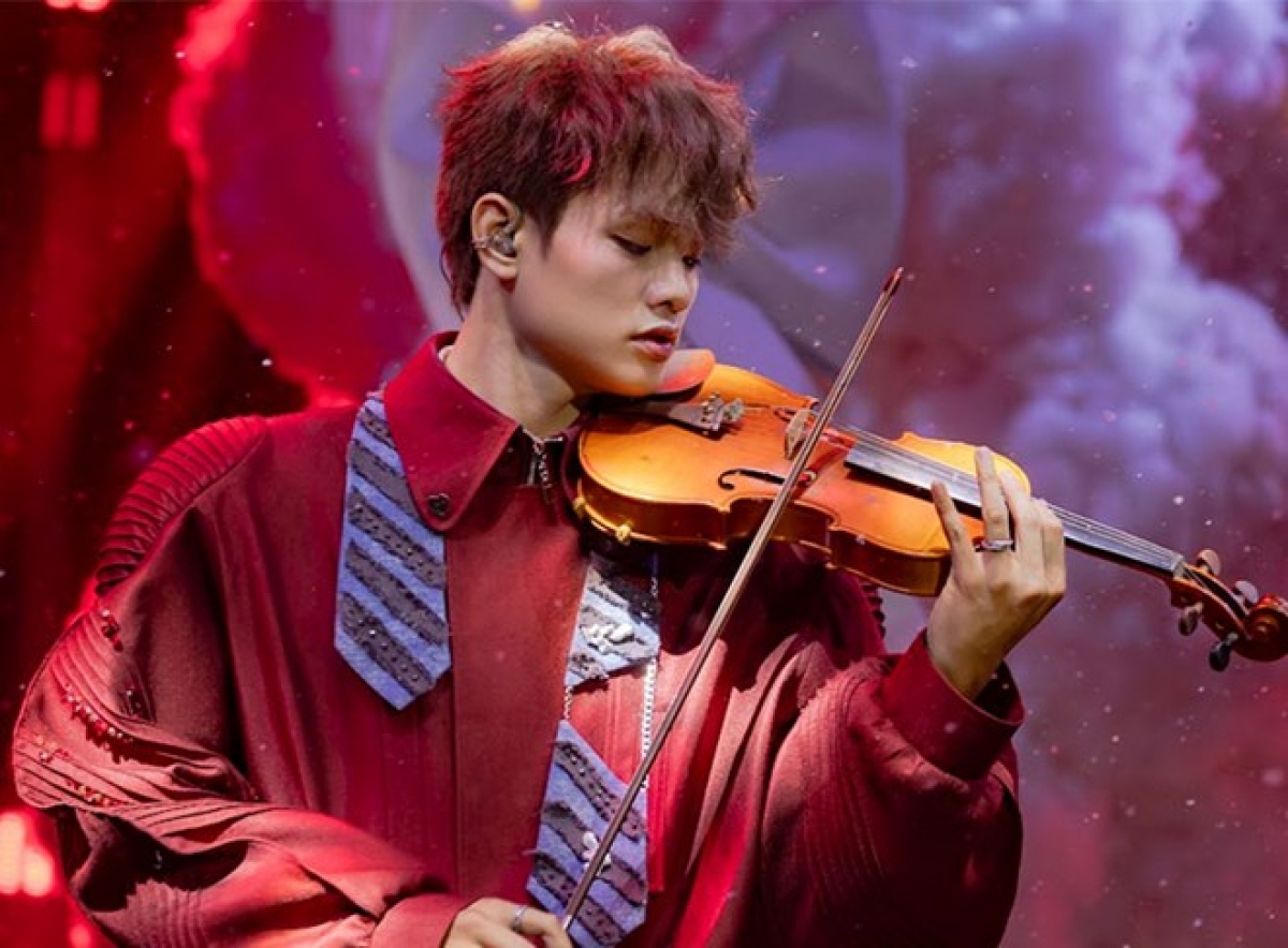 buitruonglinh actúa en el escenario de Anh trai "say hi". Obtiene el segundo lugar en este programa musical y entretenimiento a gran escala en Vietnam en la edición de 2025. Foto: laodong.vn