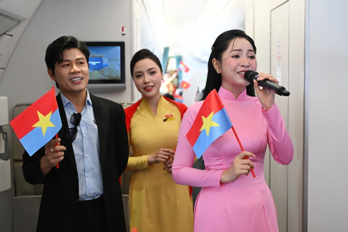 Điểm nhấn đặc biệt của hành trình là không gian nghệ thuật đầy cảm xúc với sự xuất hiện của nhạc sĩ Nguyễn Văn Chung và ca sĩ Duyên Quỳnh, qua phần trình diễn ca khúc “Viết tiếp câu chuyện hòa bình”. Giai điệu của ca khúc vang lên giữa tầng mây là lời nhắc nhớ đầy tự hào về những ký ức lịch sử, đồng thời khơi dậy trách nhiệm của thế hệ hôm nay trong việc gìn giữ và viết tiếp những giá trị mà hòa bình đã mang lại.