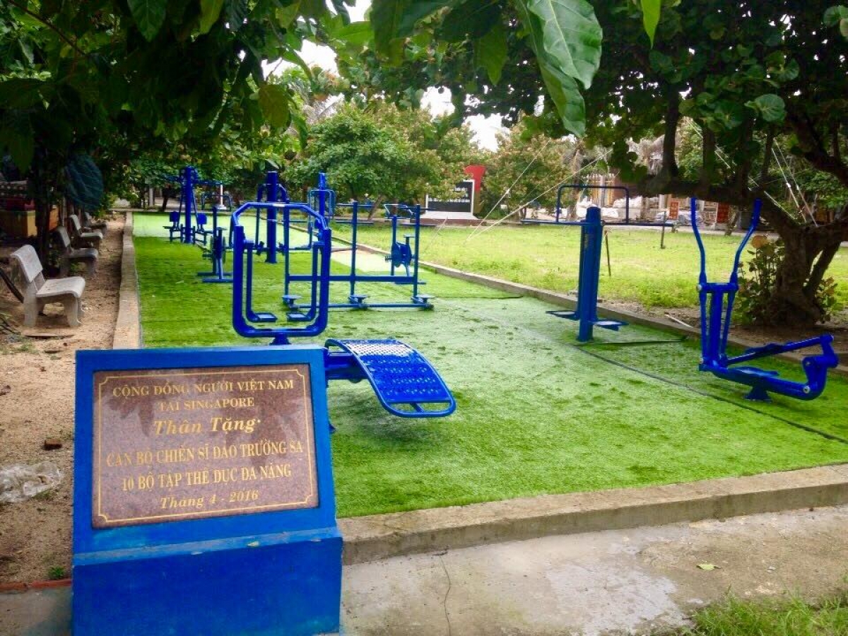 Những bộ tập thể dục đa năng giúp các chiến sĩ và người dân trên đảo rèn luyện sức khỏe.