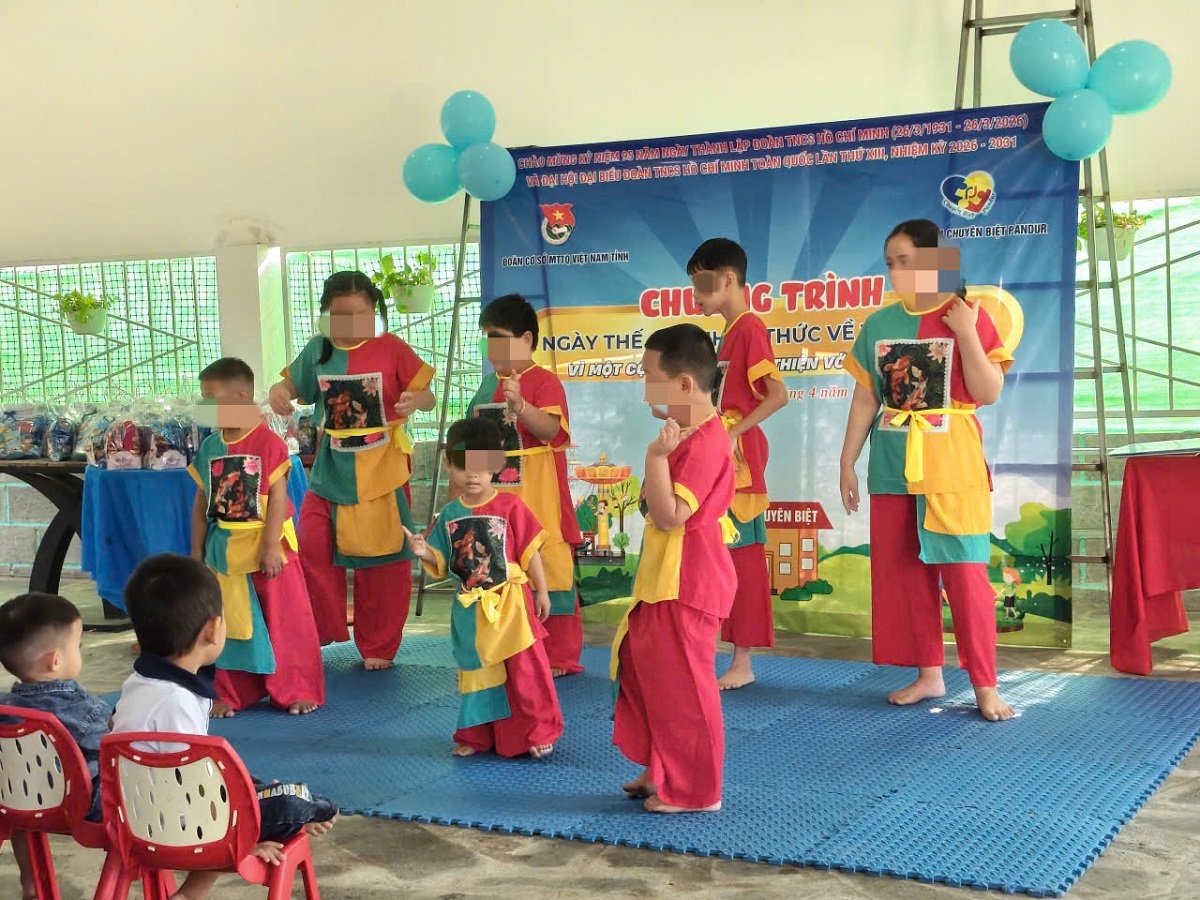 With patience, persistence, and care, these young teachers keep guiding their students forward, step by step, helping them build the skills, confidence, and connection they need for life beyond the classroom. (Photo: VOV)