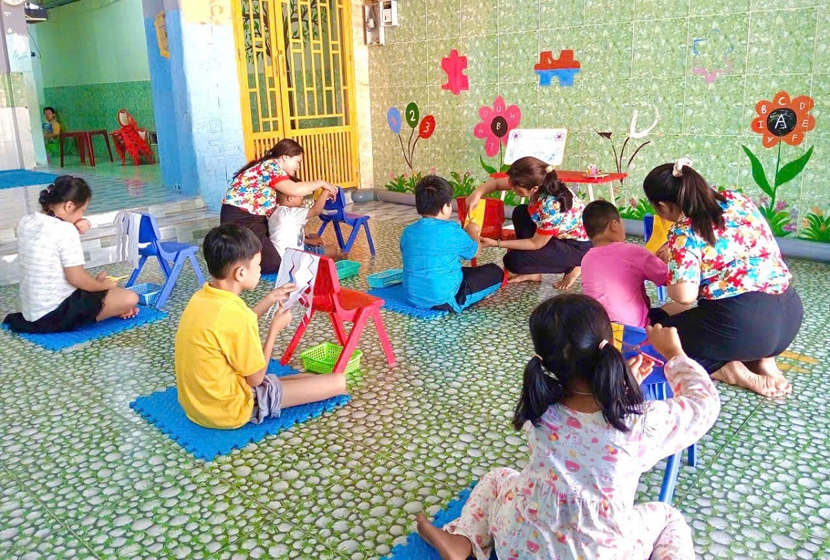 Each child has a different condition, different needs, and a different pace for progress. So the classes are divided accordingly, and teaching methods are adjusted for each group. (Photo: VOV)