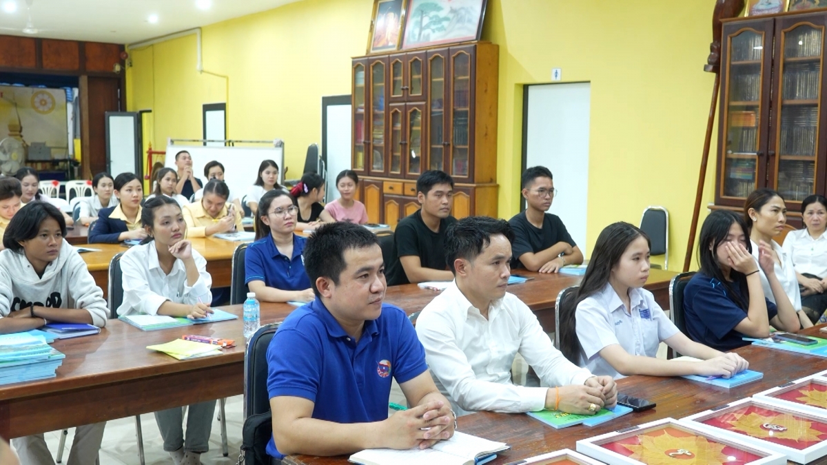 ບັນ​ດາ​ສຳ​ມະ​ນາ​ກອນ​ໃນ​ຊຸດ​ຮຽນ​ພາ​ສາ ລາວ ຂັ້ນ​ພື້ນ​ຖານ 